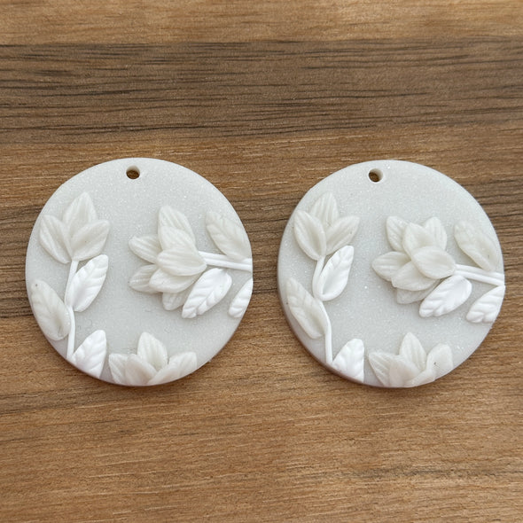 Clay Cabochon - Round - Two Tone White Floral